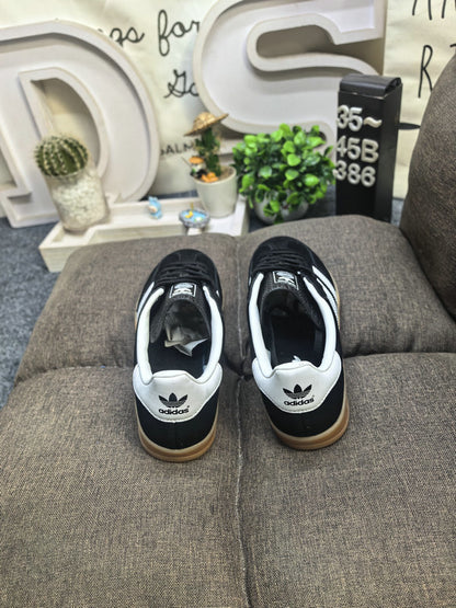 Gazelle Indoor Black/White