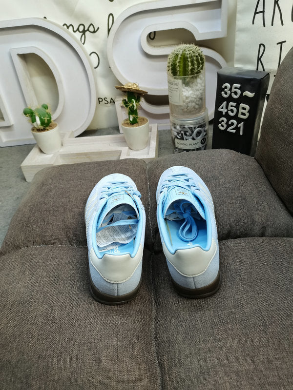 Gazelle Indoor Light Blue/White