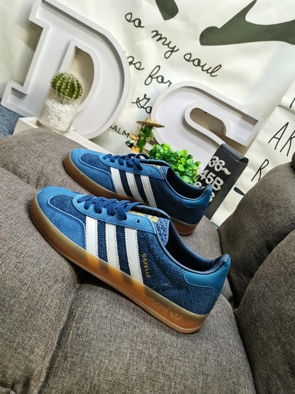 Gazelle Indoor Blue/White