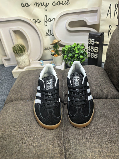 Gazelle Indoor Black/White