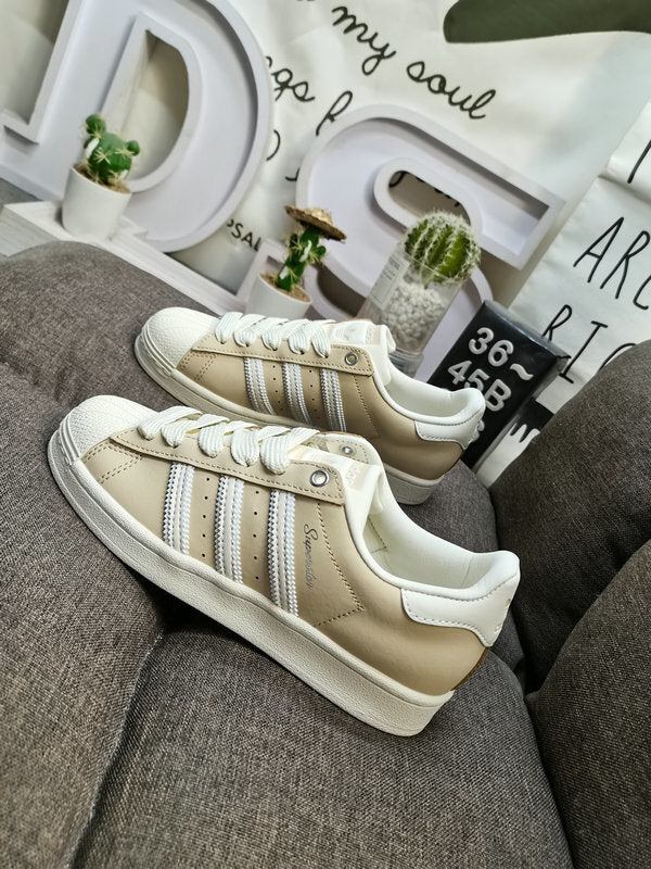 Originals Superstar Beige/White