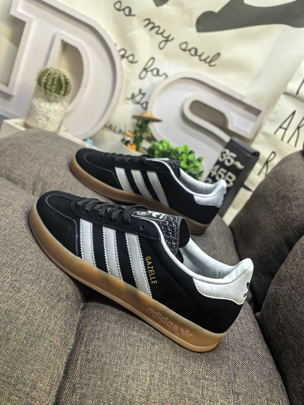 Gazelle Indoor Black/White