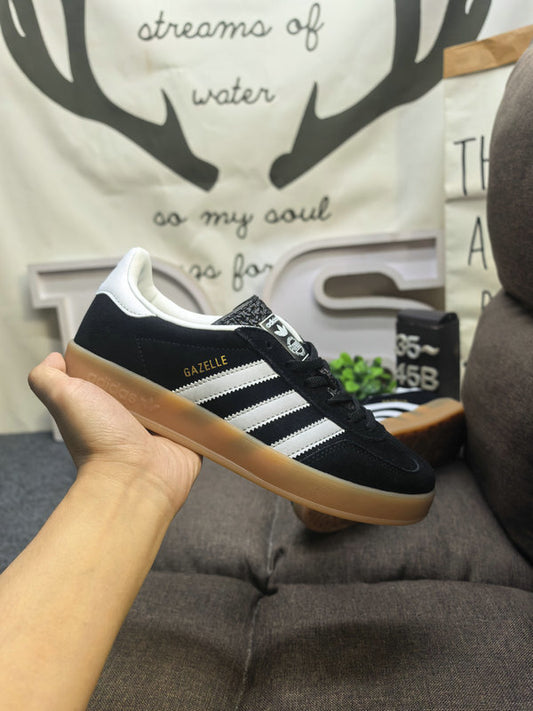 Gazelle Indoor Black/White